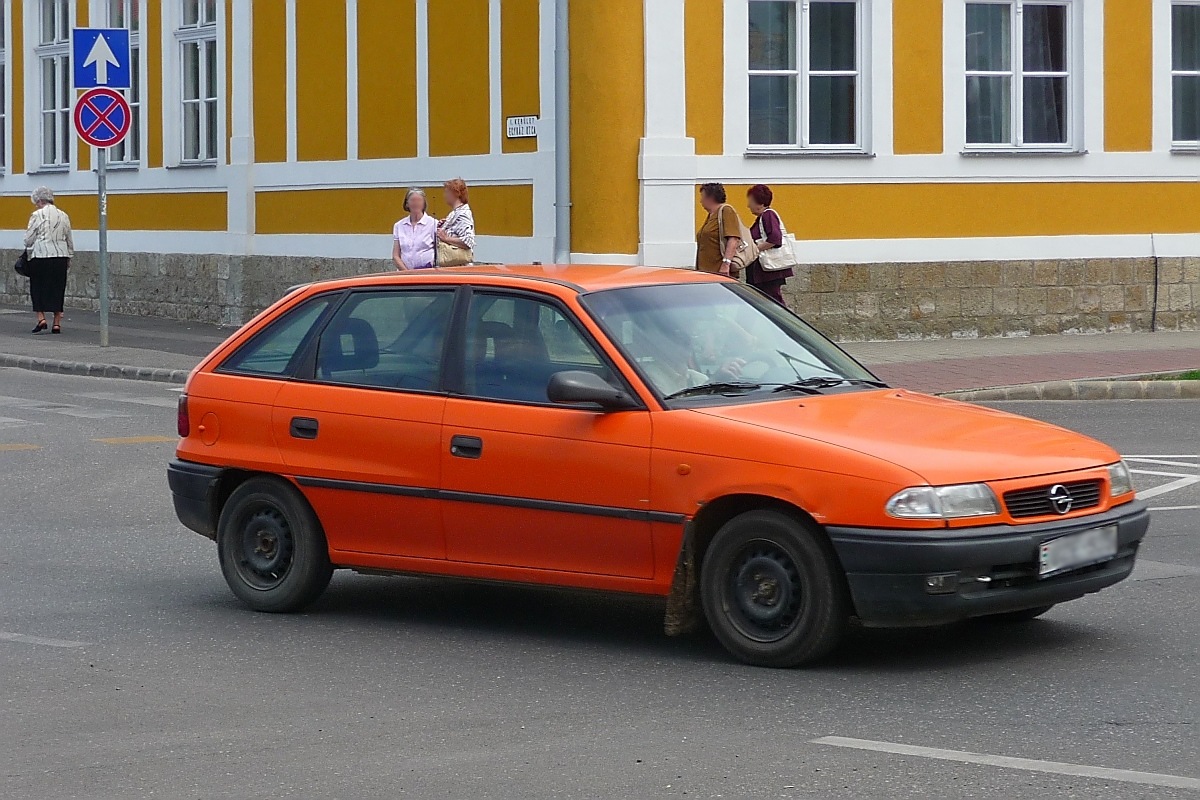 In Ungarn fahren noch viele Opel Astra der ersten Serie. Hier ein nicht mehr ganz so gut erhaltenes Exemplar in Nyiregyhaza, 29.5.16
