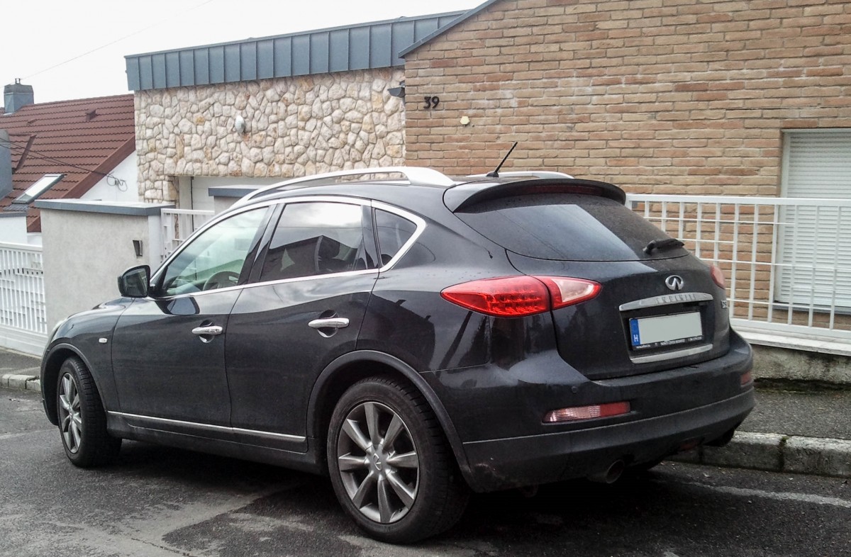 Infiniti EX37 (aktuell QX50 genannt), gesehen am 21.02.2016