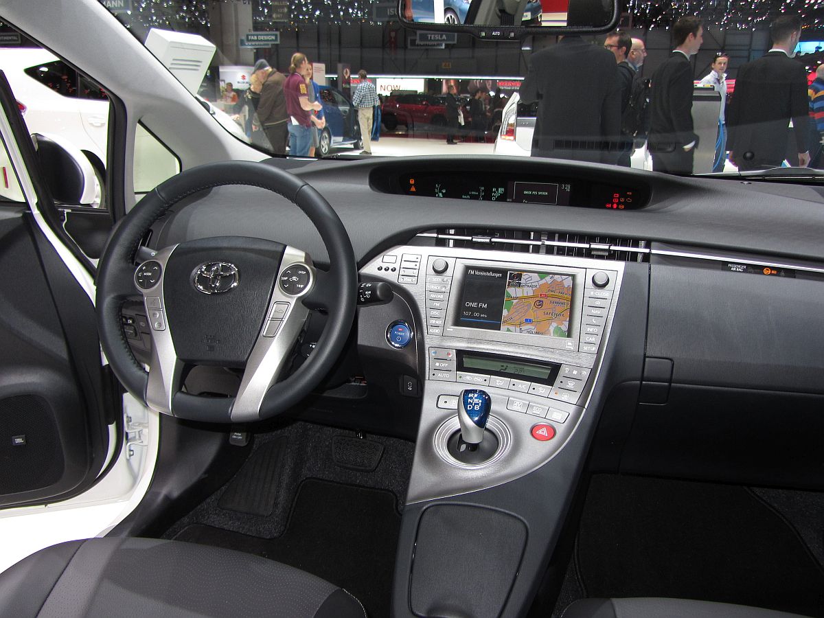 Innenraum des Toyota Prius III. Sitzprobe auf dem Autosalon Genf, März 2015.