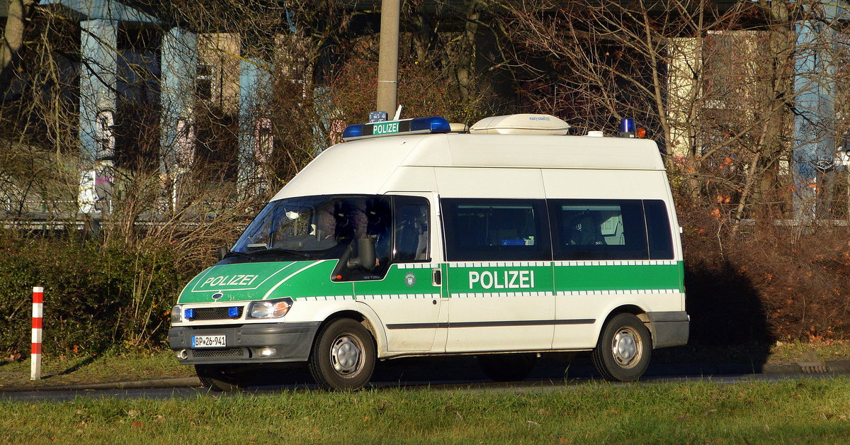 Interessant war dieser schon betagte noch in alter grüner Farbe im Einsatz befindliche Halbgruppenwagen der Bundespolizei, ein Ford Transit V 125 T330 am 30.12.20 Berlin Marzahn.