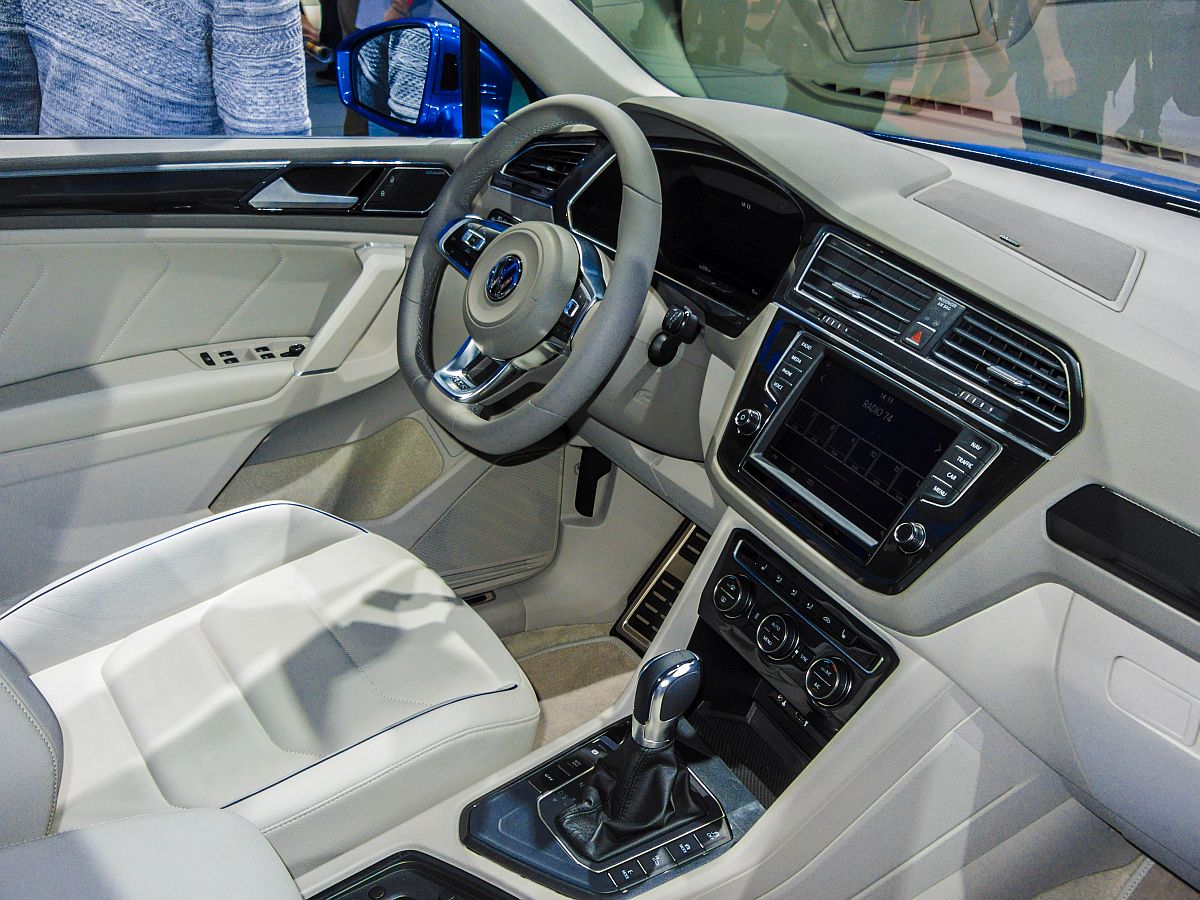 Interieur des 2014-er VW Touareg. Sitzprobe auf dem Autosalon Genf 2016.