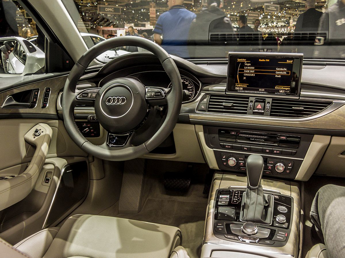 Interieur des Audi A6 2.0 TDI Ultra. Autosalon Genf 2015