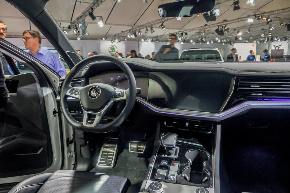 Interieur des neuen 2018-er VW Touareg. Sitzprobe auf Auto Zürich 2018 (November).