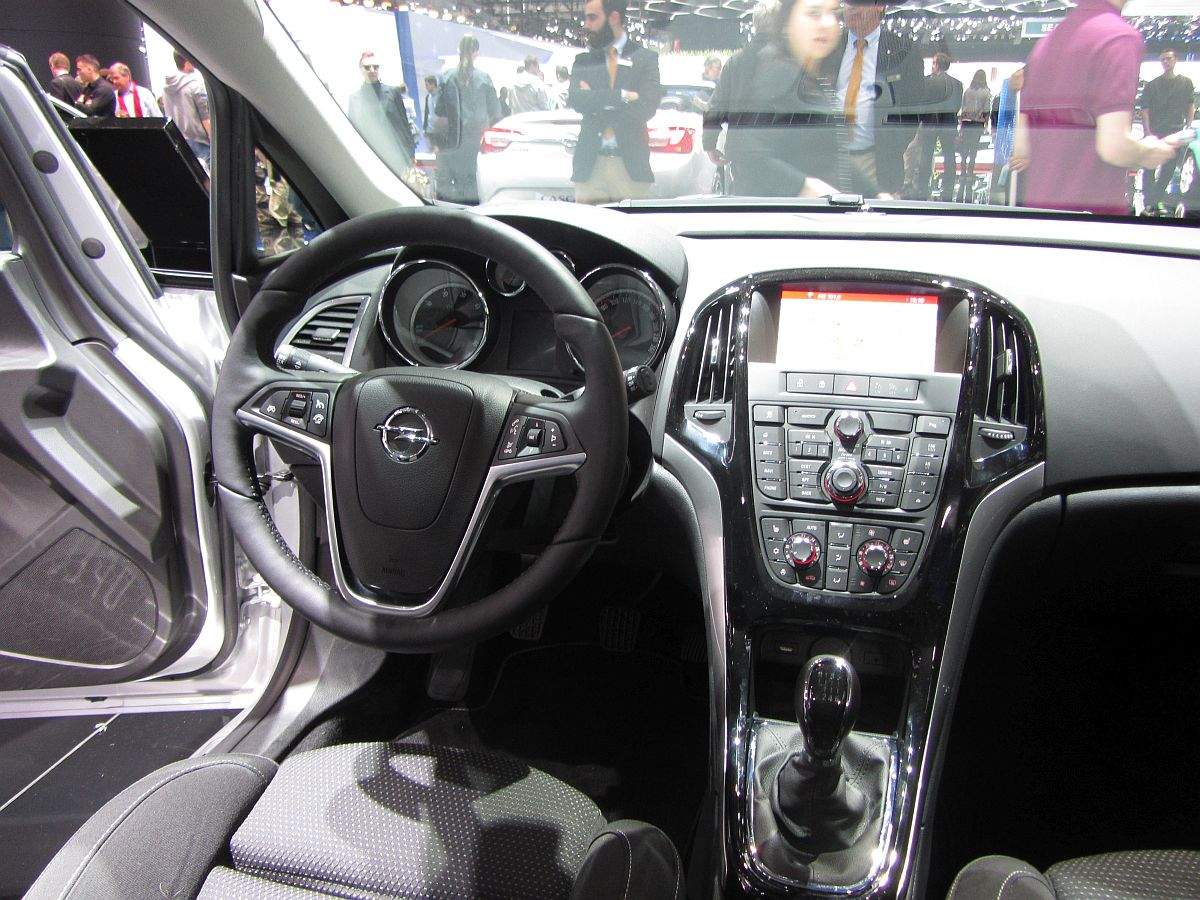 Interieur des Opel Astra J. Aufnahme: Autosalon Genf 2015