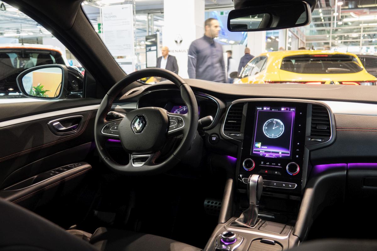Interieur des Renault Talisman mit violetter Beleuchtung. Foto: Auto Zürich 2018.