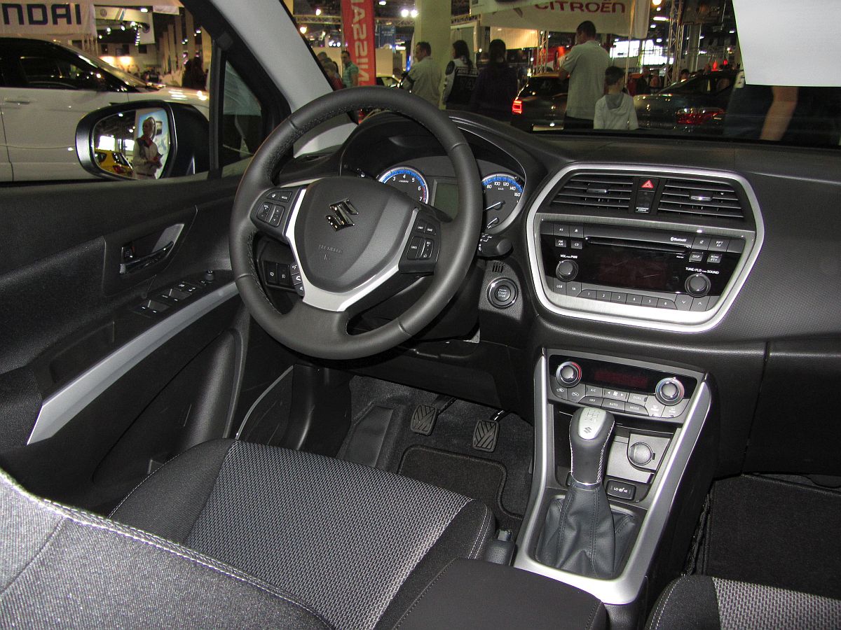 Interieur des Suzuki SX4 S-Cross: geschamckvoll und anspruchsvoll, mit dem schwarz-weiß Display in der Mitte aber etwas altmodisch (seit 2016 wird er mit einem serienmäßigen Touchscreen angeboten). Foto: 23.03.2014