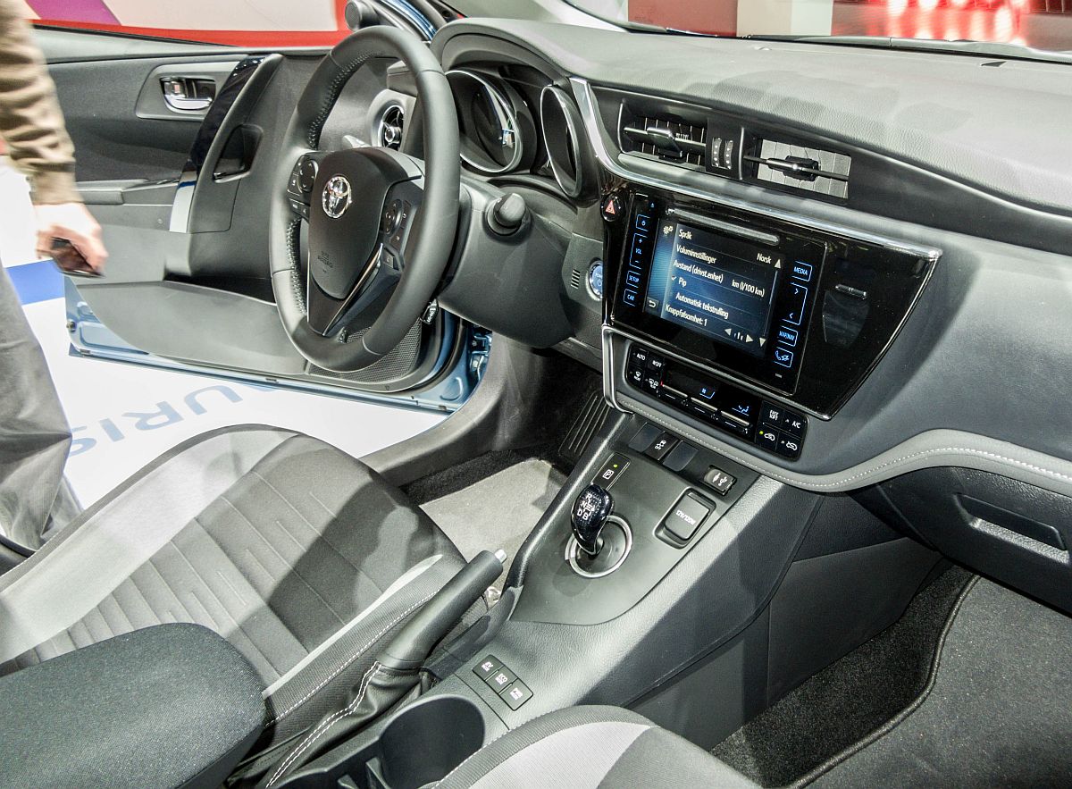 Interieur des Toyota Auris (modellpflege 2015). Sitzprobe auf dem Autosalon Genf, März 2015.
