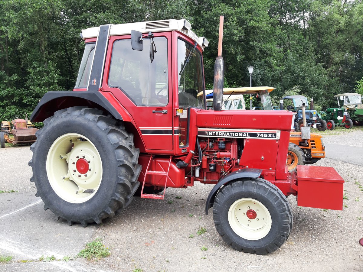 International 745 XL bei einem Traktortreffen in Prüm, 03.08.2019