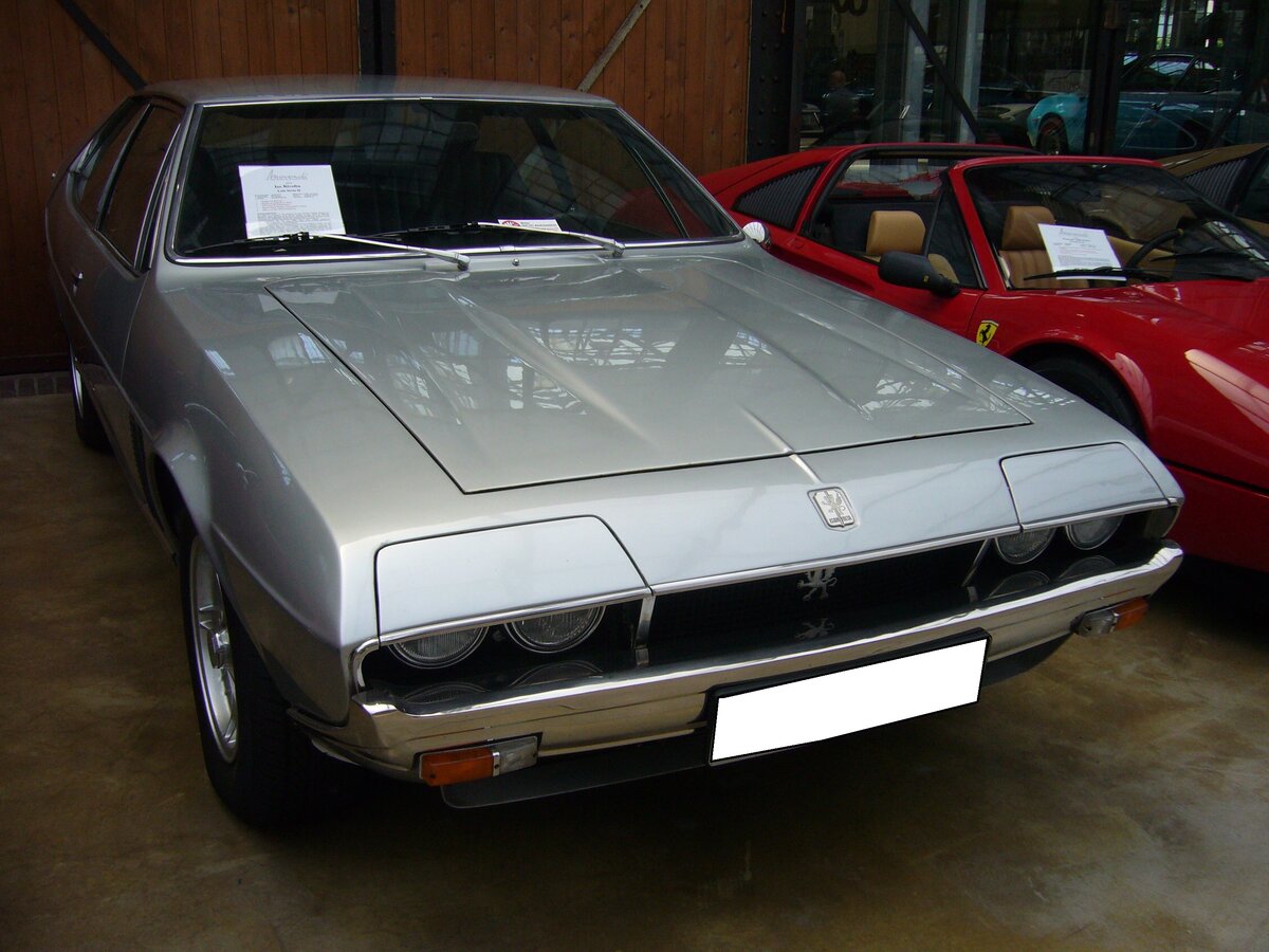 Iso Rivolta Lele der Seria due aus dem Jahr 1973. Dieses Modell wurde nach der Ehefrau des Firmengründers benannt. Die Dame hieß mit Vornamen Rachele. Ihr Kosename war  Lele . Das Modell wurde auf dem Turiner Autosalon des Jahres 1969 vorgestellt. Der gezeigte  Lele  ist einer von 129 Fahrzeugen, die mit einem V8-Motor aus dem Regal von Ford/USA bestückt waren. Dieser hat einen Hubraum von 5689 cm³ und leistet 325 PS. Der Wagen ist gemäß der Beschreibung im Verkaufsexpose im Farbton argento 106E1 lackiert. Classic Remise Düsseldorf am 12.07.2022.