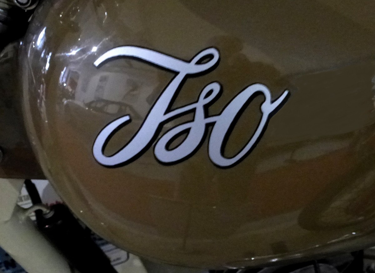 ISO-Rivolta, Tankaufschrift an einem Oldtimer-Motorrad aus den 1950er Jahren, die italienische Firma fr Sportwagen, Kleinwagen und Motorrder ging 1974 in Insolvenz, Nov.2014