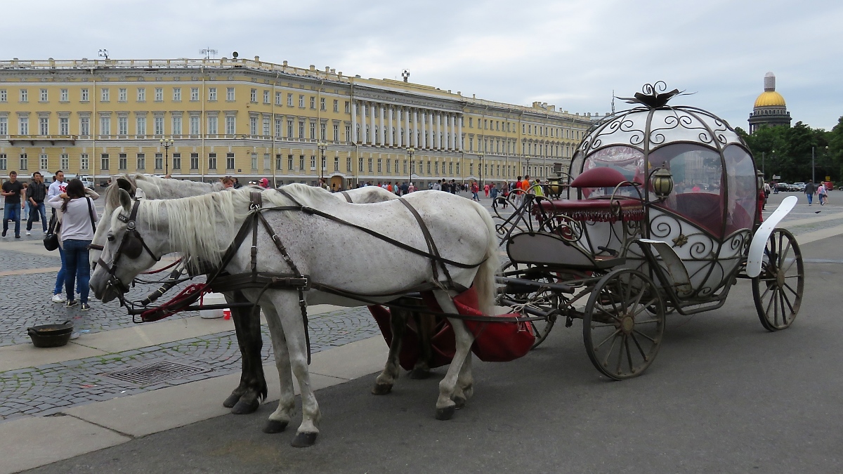 Ist es Schneewittchens Kutsche, die hier vor der Eremitage in St. Petersburg steht?
 16.7.17