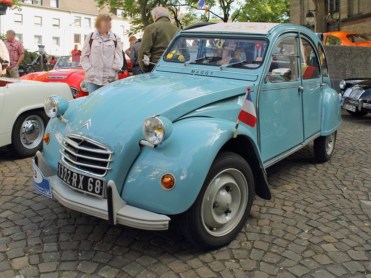 Ist  Maggy  der Name des Citroen 2CV oder der Beifahrerin? 
24. Viersener Oldtimerrallye 2.6.2012   