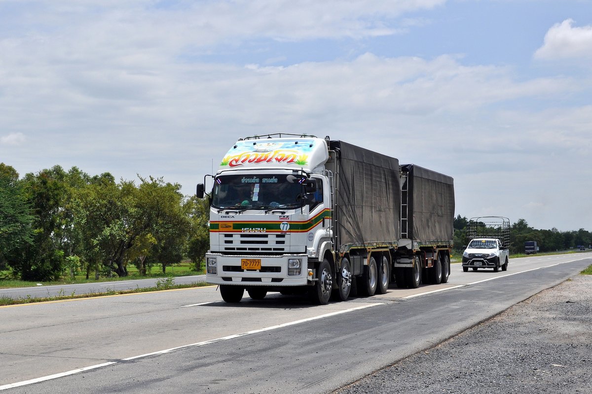 Isuzu Deca FXZ 360 Fernverkehr-LKW mit Anhänger auf dem AH (Asian Highway) 12 zwischen Khon Kaen und Nakhon Ratchasima (Thailand) am 08.07.14.
