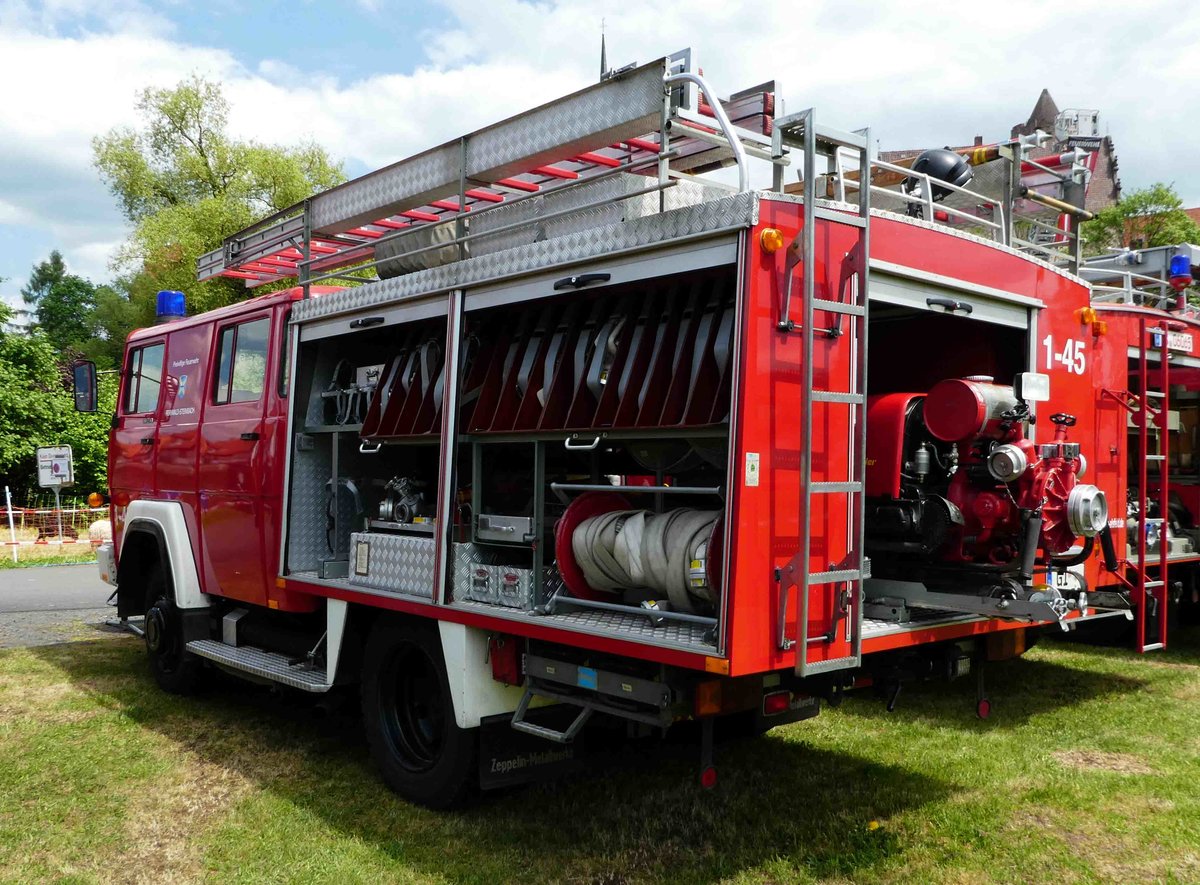 =Iveco 130 als Löschgruppenfahrzeug LF 16 der Feuerwehr FERNWALD - STEINBACH, Bj. 1984, steht im Mai 2017 in der Burgenstadt Schlitz