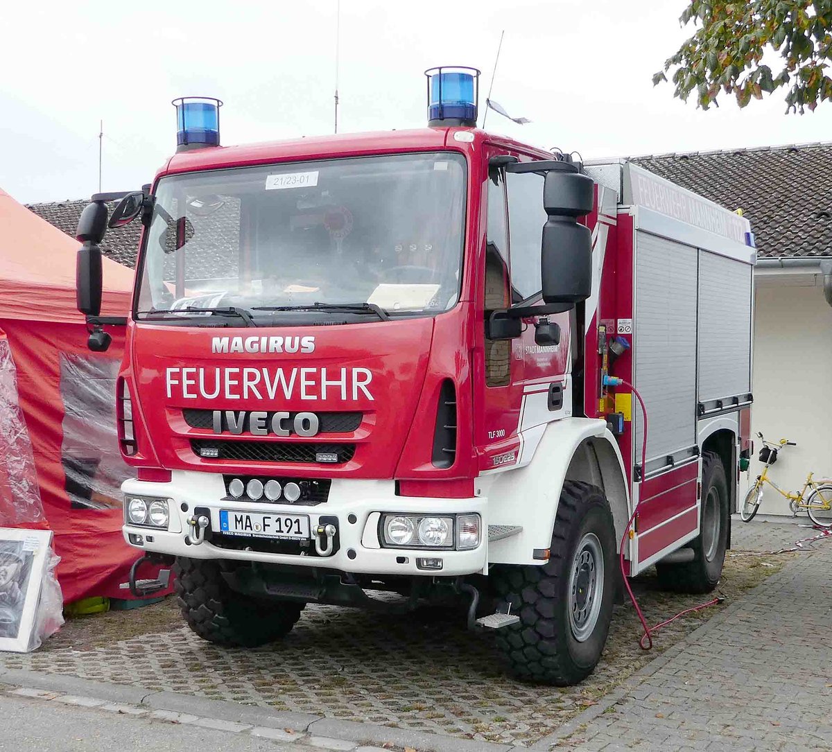 =Iveco 150 E 25 als TLF 3000 der Feuerwehr Stadt Mannheim steht auf dem Ausstellungsgelände der Veterama in 10-2017