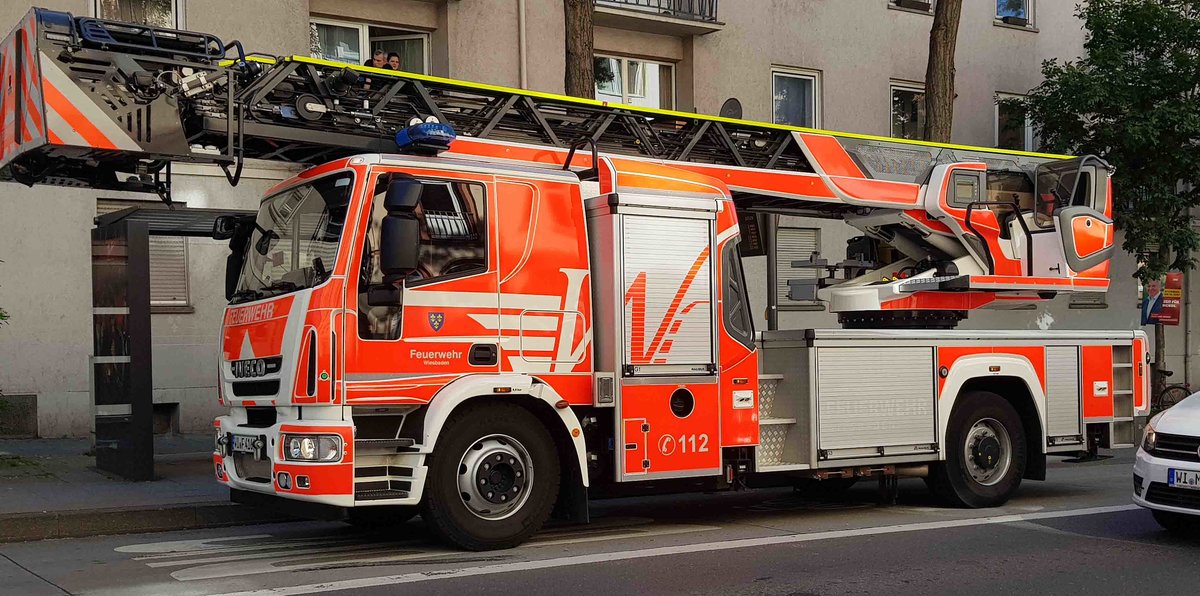 =Iveco 160E30 als DLK23/12 der Feuerwehr WIESBADEN bei einem Einsatz im Juni 2019