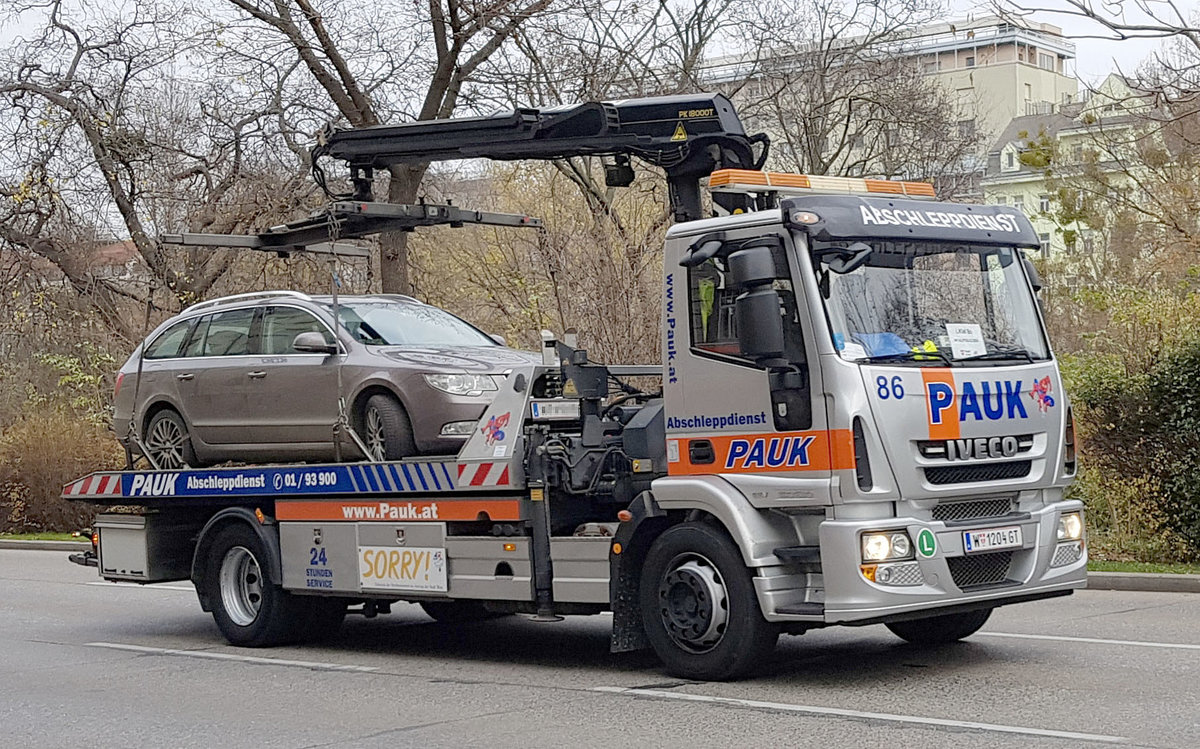 =Iveco-Autotransporter unterwegs in Wien im November 2019