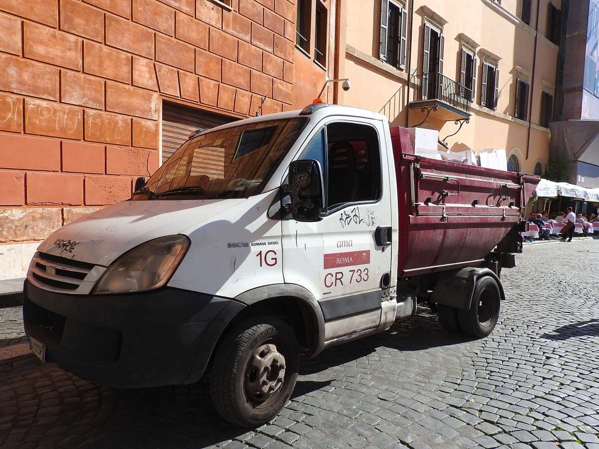 IVECO-Daily 35C12 als Müllwagen, in der Innenstadt von Rom; 151022