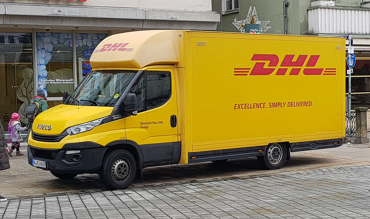 =Iveco Daily von DHL auf Zustellertour in Augsburg, 12-2023