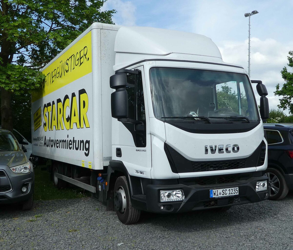 =Iveco Eurocargo 75-190 der Autovermietung STARCAR, abgestellt auf dem Parkplatz der RettMobil im Mai 2022