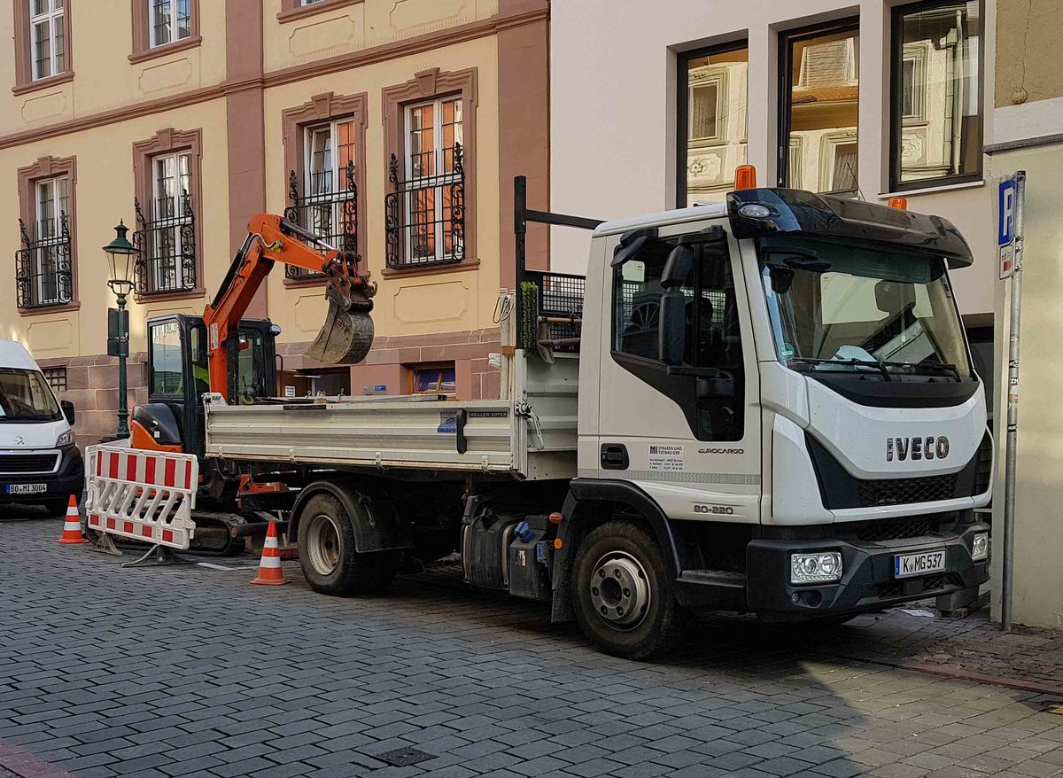 =Iveco-Kipper von MI steht auf einer Baustelle in Fulda im September 2020