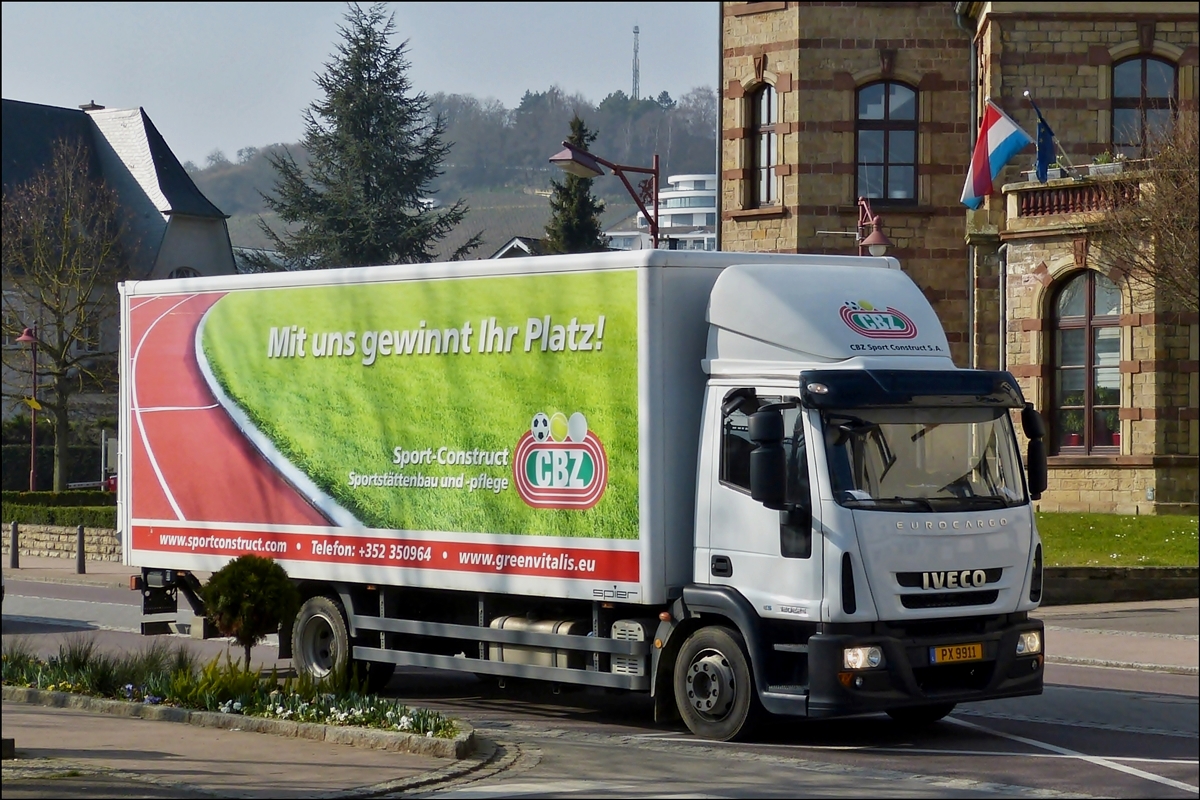 IVECO LKW mit Kastenaufbau auf der Fahrt zum nchsten Kunden.  07.03.2014