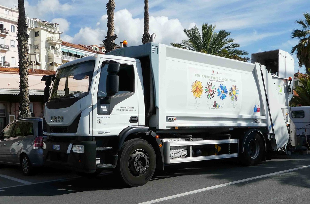 =Iveco - Müllfahrzeug steht auf einem Parkplatz in Nizza, 09-2017