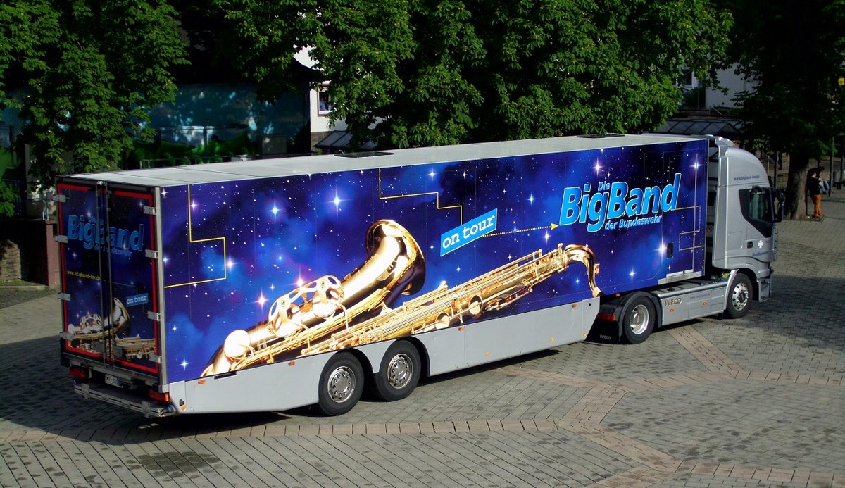 Iveco Sattelzug als Tour-LKW für  Die BigBand der Bundeswehr  steht auf dem Marktplatz in Cochem an der Mosel. Womöglich sind dort Instrumente und wichtige Materialien für die Bühne, deren Technik usw. untergebracht. Auch einige Soldaten (die nicht auftraten) ließen sich vor der Veranstaltung in der Innenstadt blicken. [Ende Juni 2016]