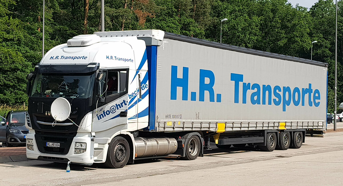 =Iveco-Sattelzug der Spedition H.R.Transporte rastet im Juli 2021 an der A 7