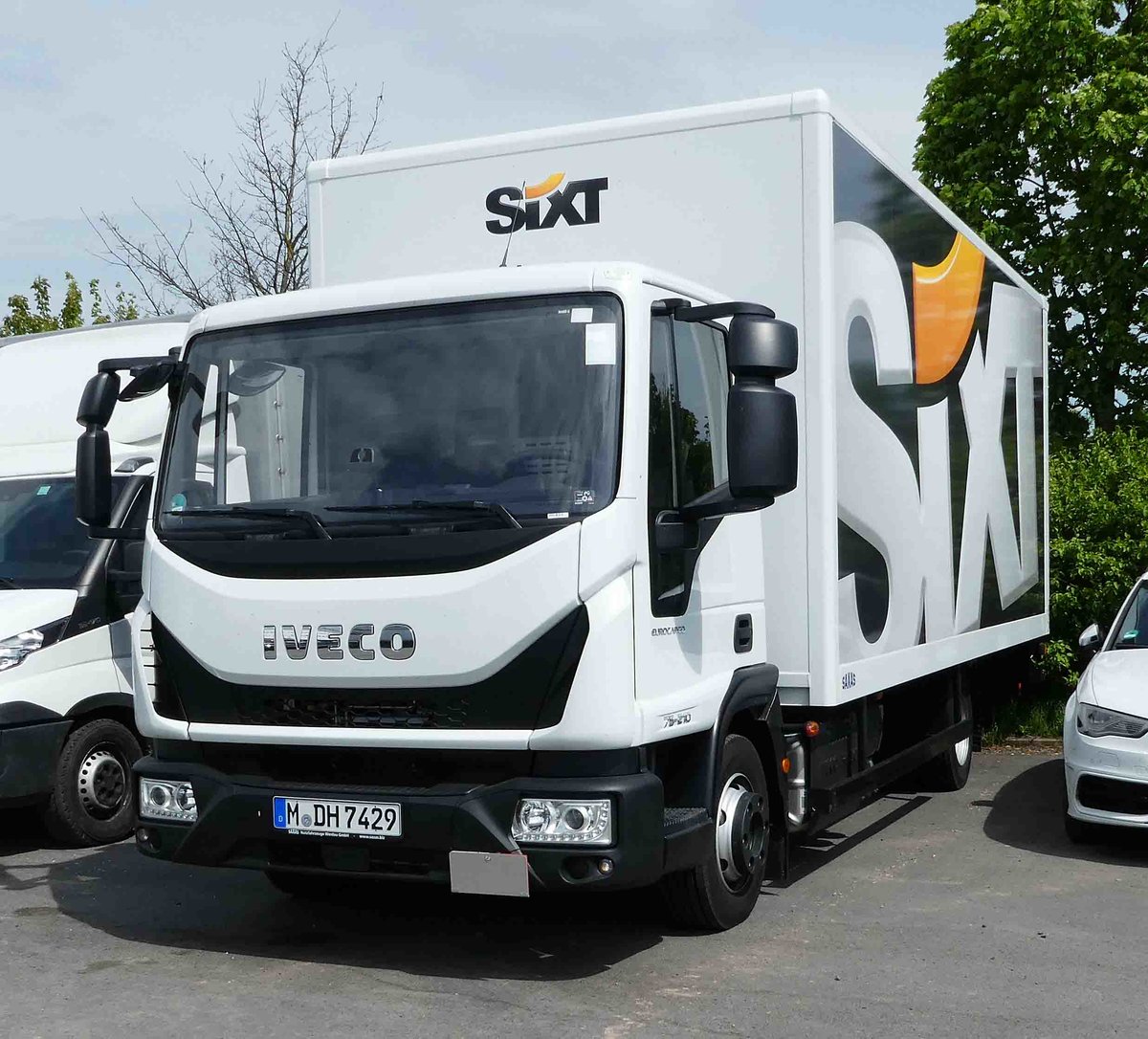 =Iveco von  SIXT  steht auf dem Parkplatz der RettMobil 2017 in Fulda, Mai 2017