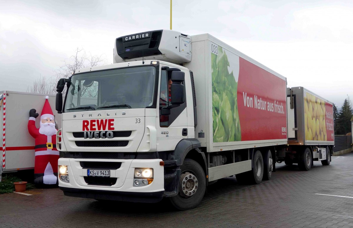 Iveco Stralis 420 beliefert den REWE-Markt in 36110 Schlitz im Dezember 2015