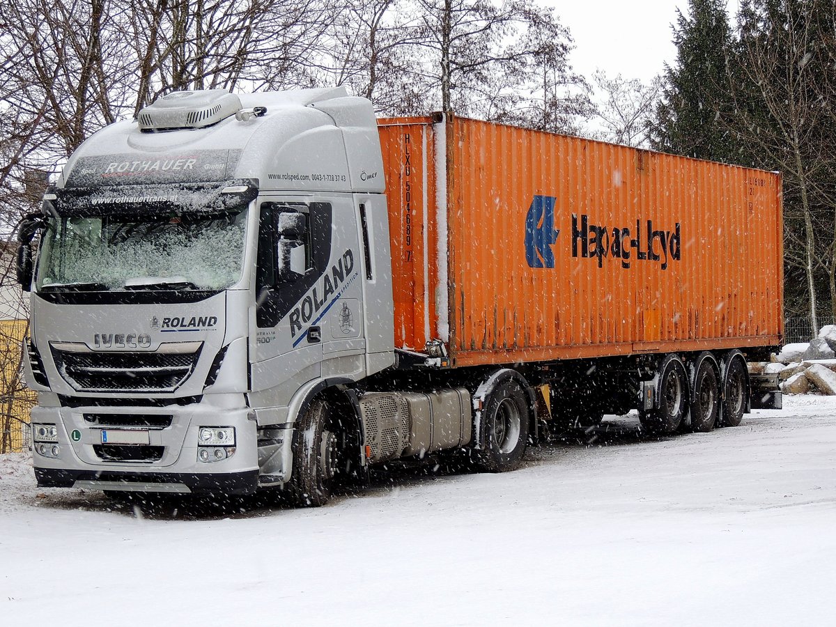 IVECO STRALIS-500, trotzt samt 40'Container dem Schneetreiben; 171209