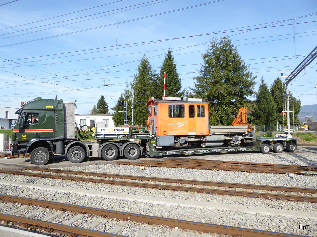 IVECO Zugmaschine mit Spezialanhänger unterwegs in Täuffelen am 30.03.2017