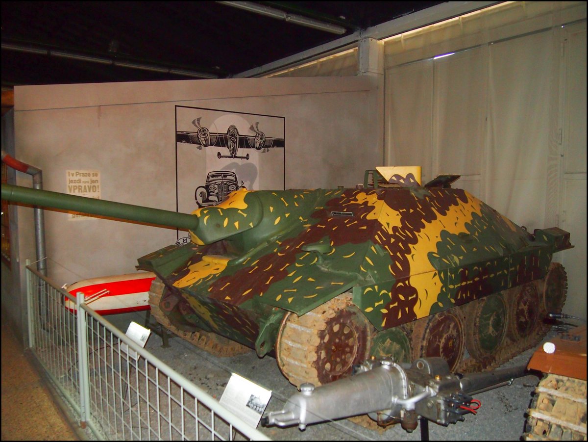 Jagdpanzer 38 Hetzer (Baujahre 1944, BMM Prag) mit 7,5mm kanone PaK 38, Motor Praga AE, in Armeemuseums VHU Lešany am 7.10.2017