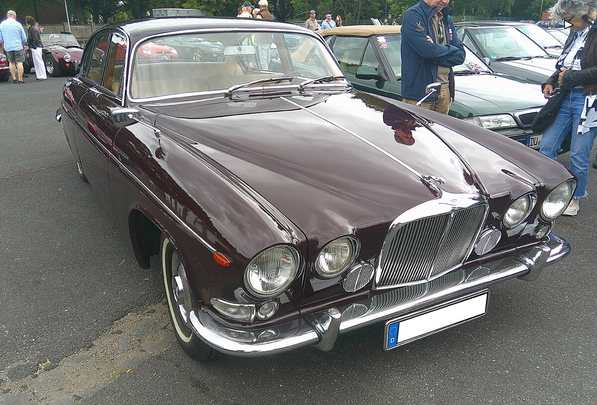Jaguar 420G im Farbton regency red, gebaut in den Jahren von 1966 bis 1970. Der Jaguar 420 war als mittleres Modell in der Produktpalette von Jaguar gedacht, w�hrend die Baureihe 420G im Grunde ein Jaguar MK X war, der umbenannt wurde. Wie bei Jaguar �blich, wurde nur feinstes Leder, viel Holz im Interieur, Fond-Klapptische, elektrische Fensterheber, eine Servolenkung und Scheibenbremsen an allen vier R�dern verbaut. Der Reihensechszylinder mit einem Hubraum von 4.235 cm� wird von einer Dreifachvergaseranlage mit Kraftstoff versorgt. Die Motorleistung betr�gt 249 PS. 10. BCMM ( B ritish C ar M otorcycle M eeting) am 19.07.2026 an Mo´s Bikertreff in Krefeld.