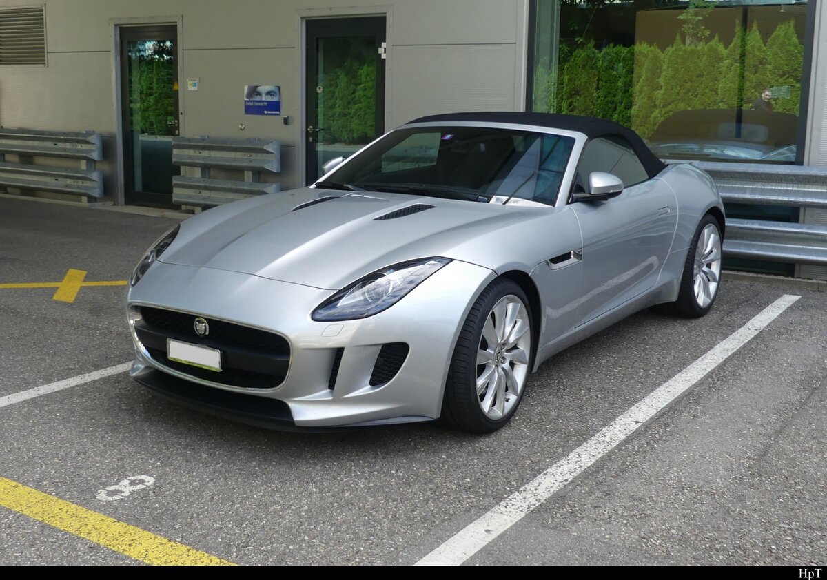 Jaguar an der Oldtimer Ausstellung auf dem Flughafen Bleienbach am 29.05.2022