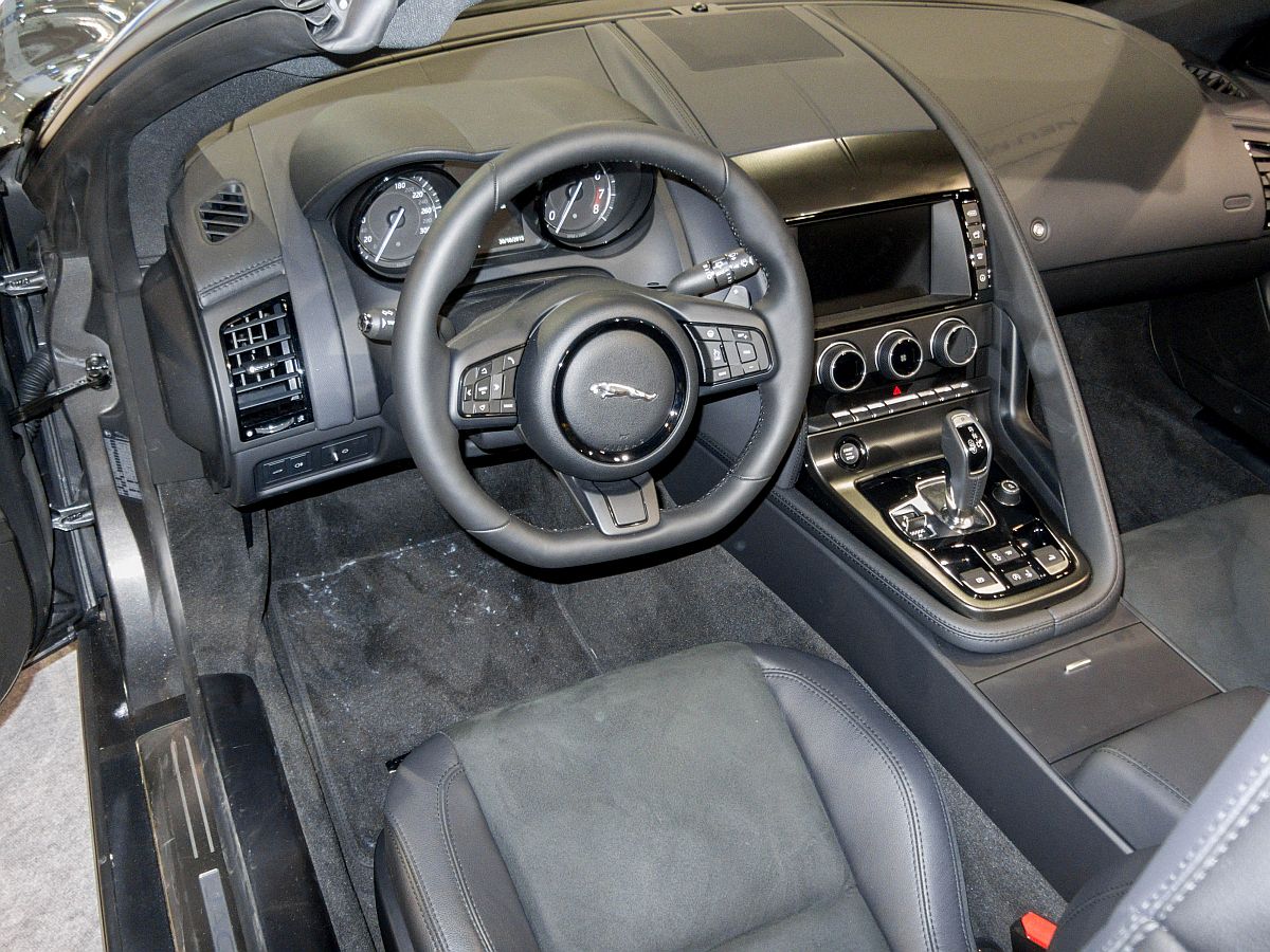 Jaguar E-Type interiorfoto, gesehen auf dem Auto Zürich, November 2015. 
