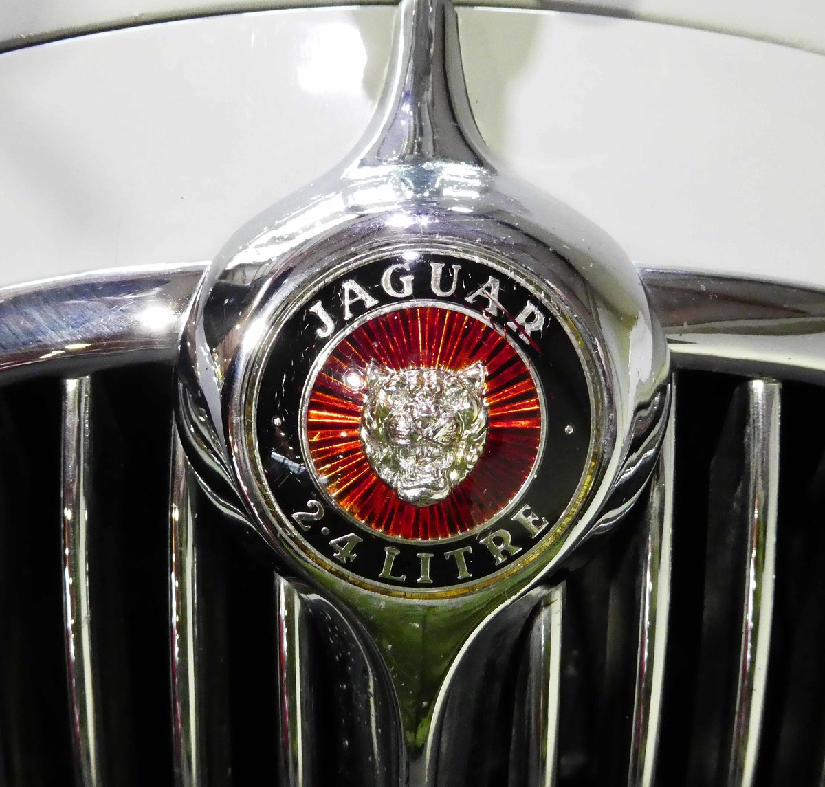 =Jaguar-Emblem, gesehen bei der Technorama in Kassel im März 2017