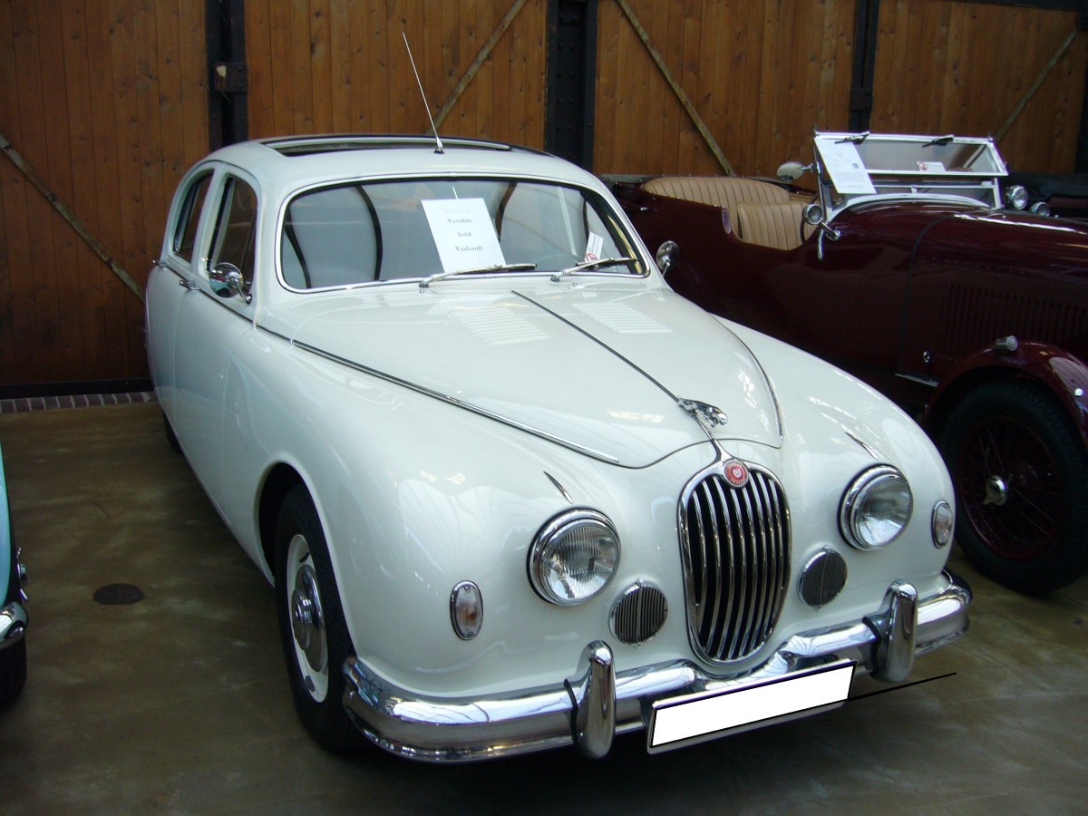 Jaguar MK I. 1955 - 1959. Der MK I war der erste Jaguar mit selbsttragender Karosserie und war anfangs nur mit dem 2.4l Motor des Sportwagens XK 140 lieferbar. Ab 1957 war auch ein 3.4l Motor lieferbar, mit dem der abgelichtete Wagen auch ausgerüstet ist. Classic Remise Düsseldorf am 19.12.2015.