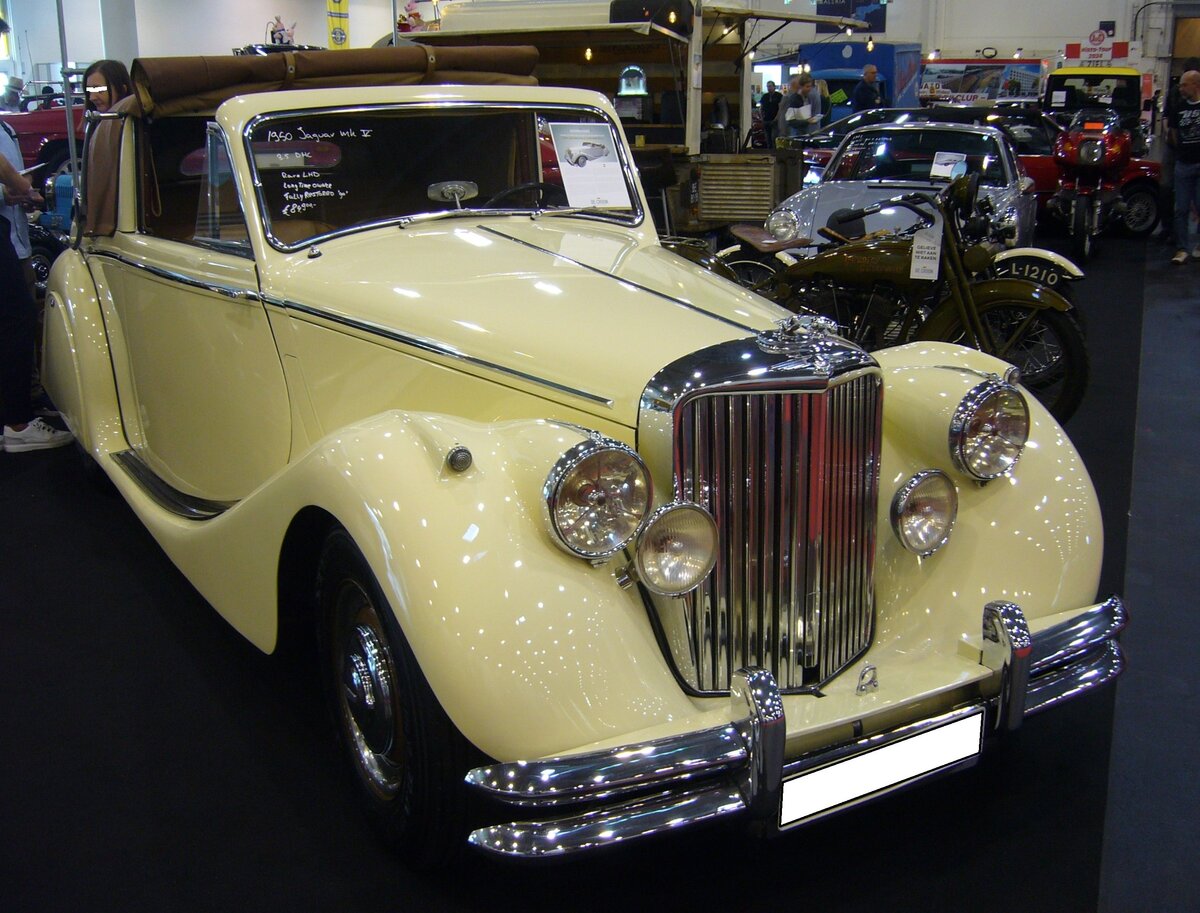 Jaguar MK V 3.5 Litre DHC (D rop H ead C oupe) aus dem Jahr 1950. Gebaut wurde das Modell von 1948 bis 1951. Der MK V wurde 1948 auf der London Motorshow vorgestellt und war als viertürige Limousine und als Cabriolet in zwei Versionen lieferbar. Er war mit 2.5l oder 3.5l Sechszylinderreihenmotoren lieferbar. Hier wurde ein sogenanntes Voll-Halbcabriolet mit dem 3.485 cm³ Motor abgelichtet. Die 125 PS können den Wagen auf ca. 155 km/h beschleunigen. Techno Classica Essen am 06.04.2024.
