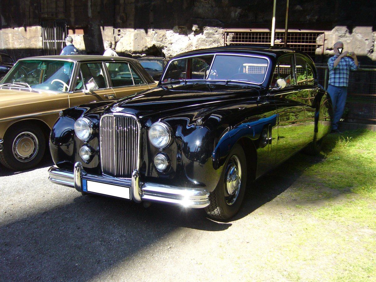 Jaguar MK VII. 1950 - 1956. Der MK VII erschien im Herbst 1950. Motorisiert war die Limousine mit dem 3.5 l 6-Zylindermotor des XK 120, der ca. 160 PS leistete. Der MK VII M (ab 1954) war an den integrierten Nebelscheinwerfern zu erkennen. Der Motor leistete nun ca. 190 PS. Während der sechsjährigen Bauzeit wurden 30.997 MK VII gebaut. Motorworld Historicar Duisburg am 05.05.2018.