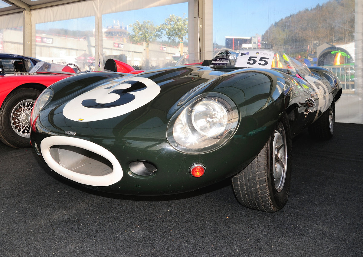 Jaguar Type D Réplica 1960, Ausstellung von Stanislas Machoïr – Classic & Sports Cars at Spa-Francorchamps. 6.Mai 2017 vor den Tribühnen