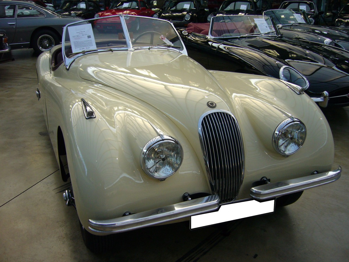 Jaguar XK 120 OTS. 1948 - 1954. Der XK 120 war das erste Modell der legendären XK Reihe von Jaguar. Es wurden ca. 10000 Fahrzeuge in den drei Karosserievarianten: OTS ( Open two seater), DHC (D rop H ead C oupe) und FHC (F ixed H ead C oupe) produziert. Der abgelichtete DHC entstammt dem Baujahr 1952. Der 6-Zylinderreihenmotor leistet 160 PS aus 3442 cm³ Hubraum. Classic Remise Düsseldorf am 20.12.2015.