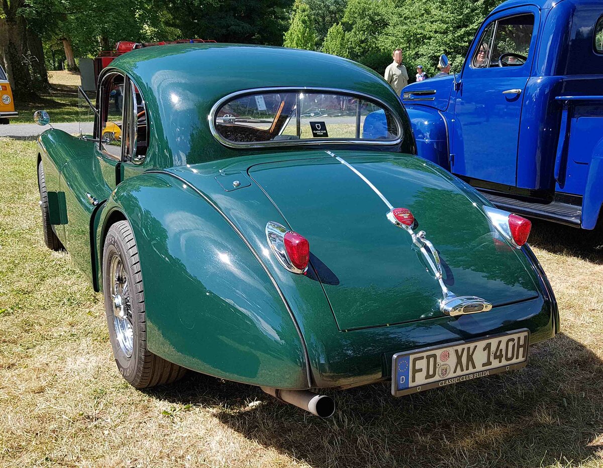 =Jaguar XK 140 steht auf der Ausstellungsfläche für Oldtimerfahrzeuge beim Bürgerfest  200 Jahre Landkreis Fulda  auf dem Gelände von Schloß Fasanerie im Juni 2022.