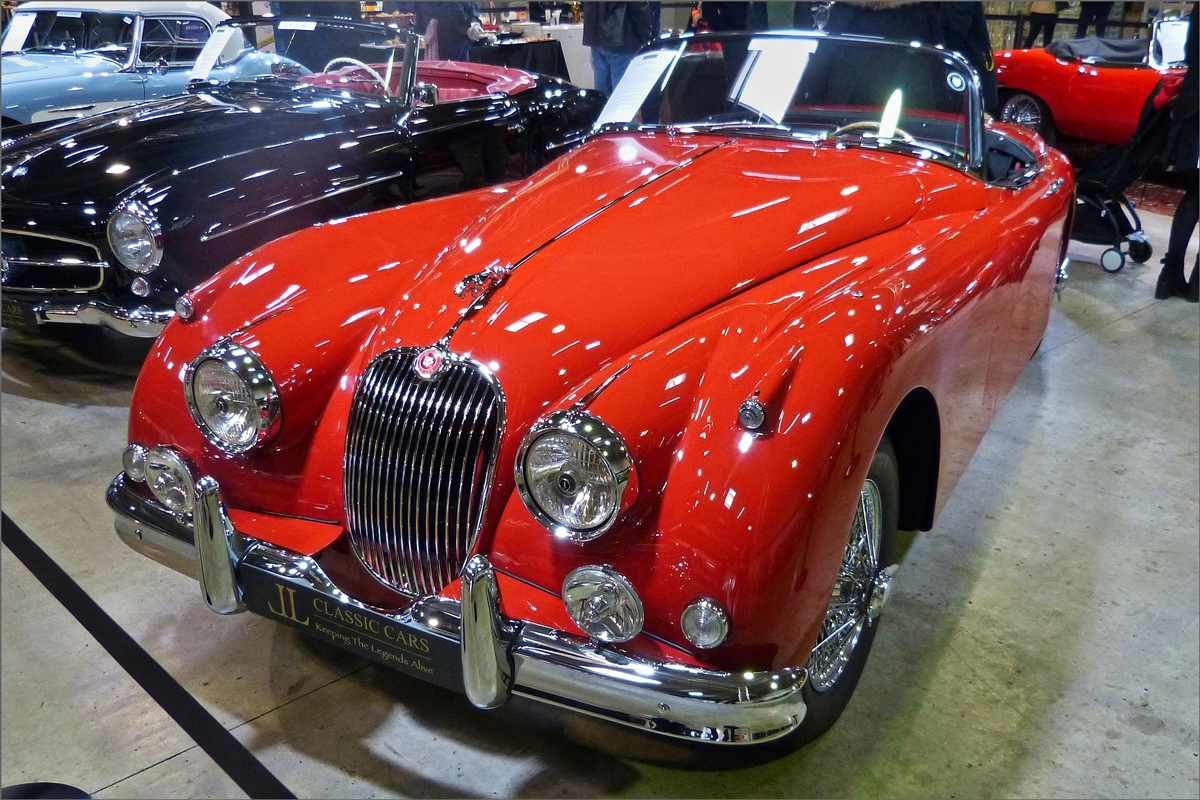 Jaguar XK 150, Bj 1959, 6 Zyl, Reihenmotor mit 3442 ccm und 190 CV, ±219 km/h,
gesehen beim Autojumble in Luxemburg. 03.2020
