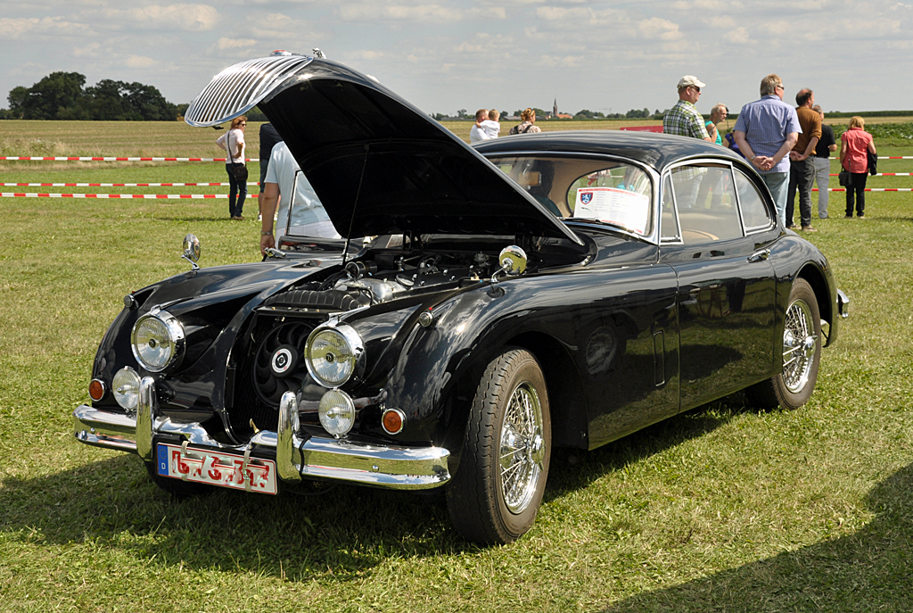 Jaguar XK 150 FHC, Baujahr 1959, 220 PS, am Flugplatz Mggenhausen - 11.08.2013