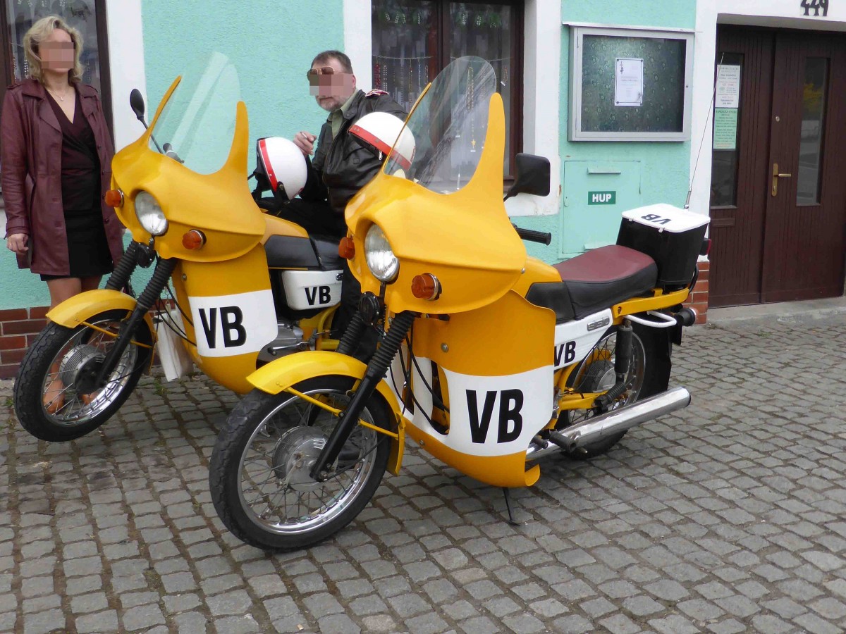 Jawa 350 im Doppelpack, gesehen in Tachov/CZ im April 2014