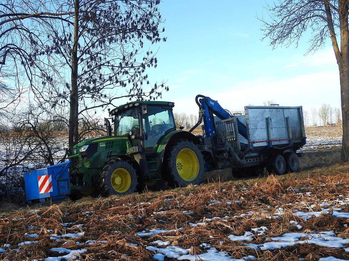 JD-6105R mit Fronttransportkiste sowie mit Anhänger incl. Hydraulikkran; 260127