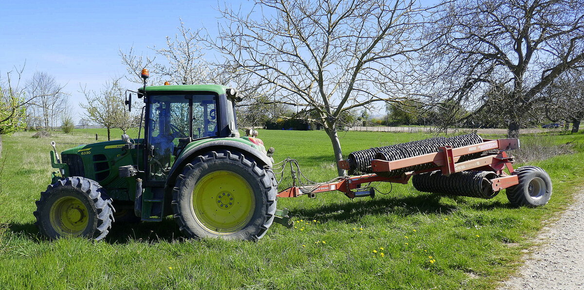 JD 6330 Allradschlepper mit angeh�ngter Scheibenegge ROLLMOT in Transportstellung, April 2026