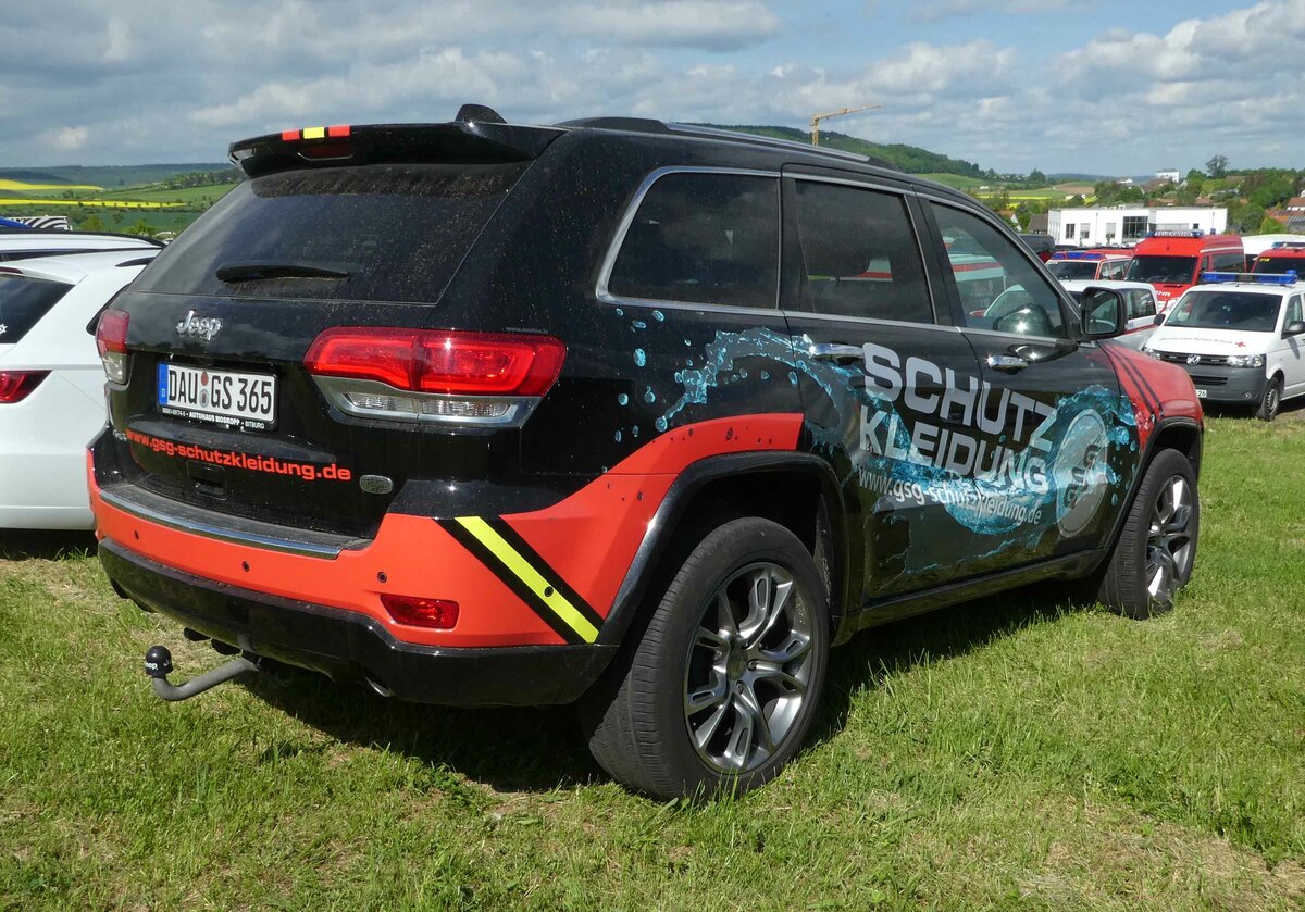 =Jeep Grand Cherokee 4x4 von  GSG-Schutzkleidung  gesehen auf dem Parkplatz der RettMobil im Mai 2022